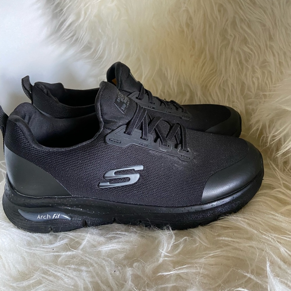 Sketchers wide, slip-resistant sneakers NWOT